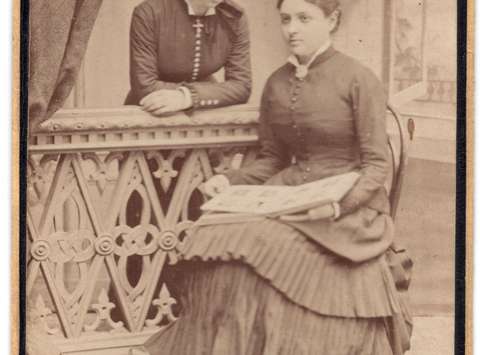 Anka Guteša in Vjekoslava Lechner, albuminski odtis, 1879–1881