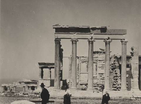 Plečnik s svojimi študenti na Akropoli, 1927