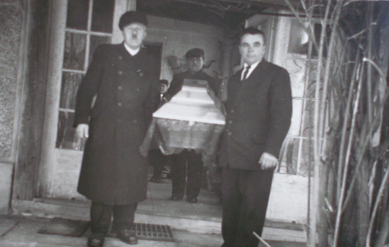 Slovo od Jožeta Plečnika: Plečnikovo krsto odnašajo iz njegovega doma v Trnovem, 9. januar 1957