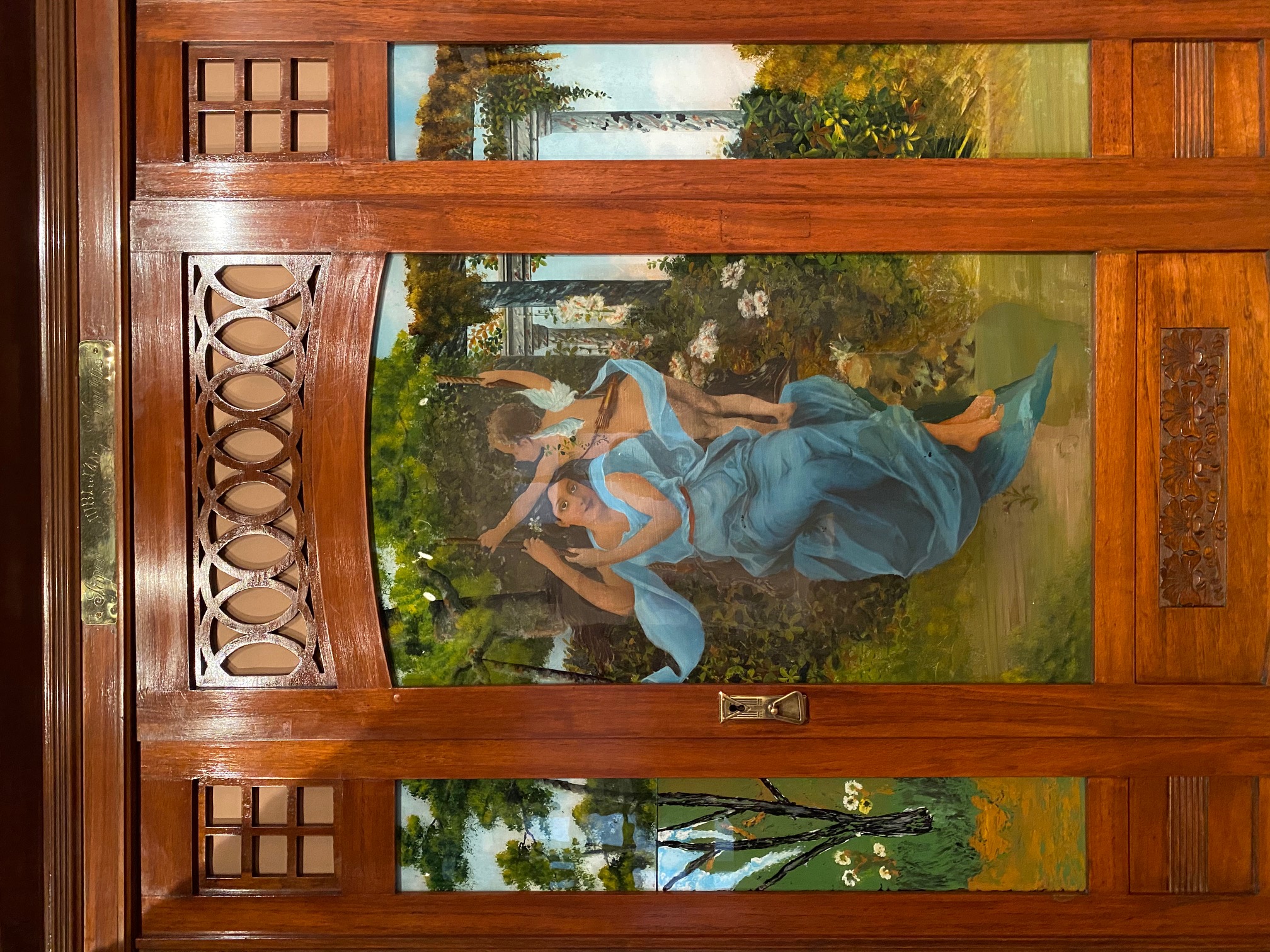 Poslikana stekla zgornjih vratc glasbene omare