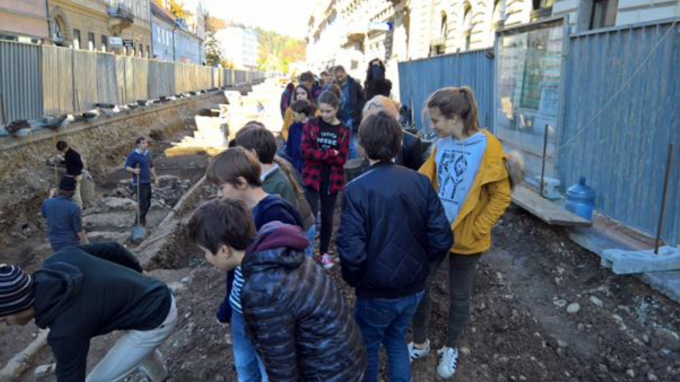 Osnovnošolci obiščejo arheološki teren na Gosposvetski cesti