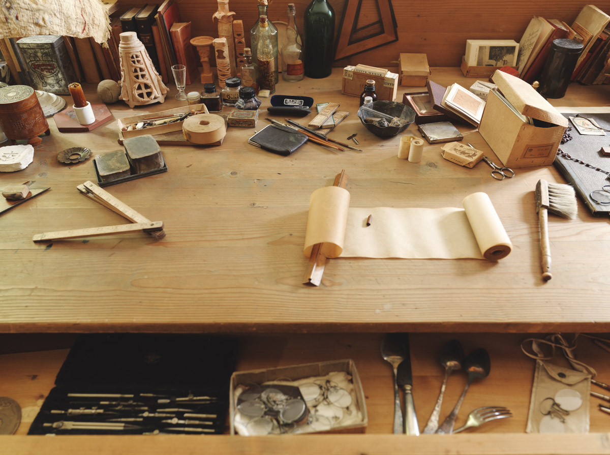 Plečnikova delovna miza je polna detajlov in malih zakladov, ki razkrivajo karakter velikega ustvarjalca